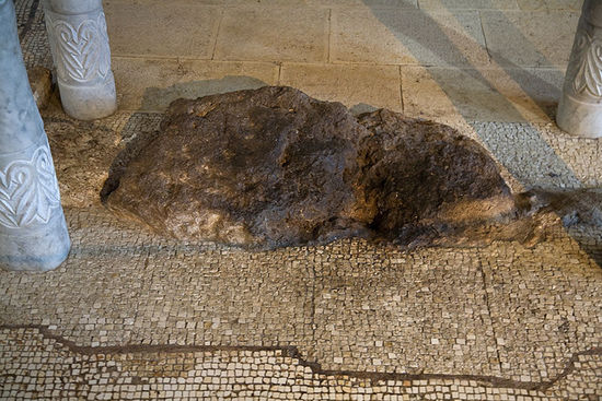 auf diesem Stein segnte Jesus vor der wundersamen Vermehrung die Brote und Fische