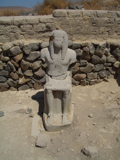 Pharaostatue auf dem Tell