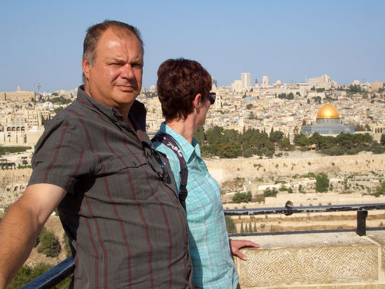 Wir zwei auf der Aussichtsplattform am Ölberg mit Felsendom im Hintergrund