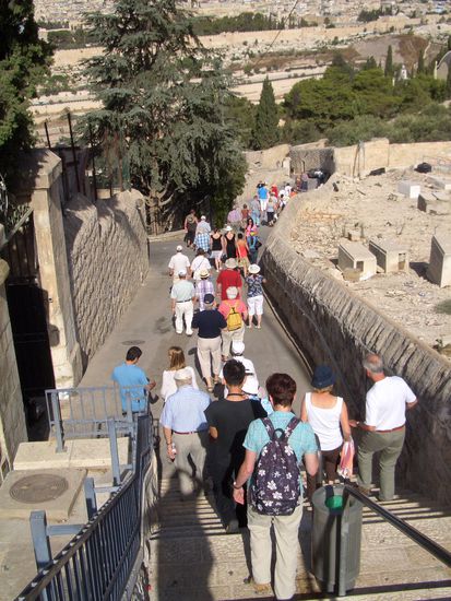 Gang vom Ölberg talwärts zu Dominus Flevit
