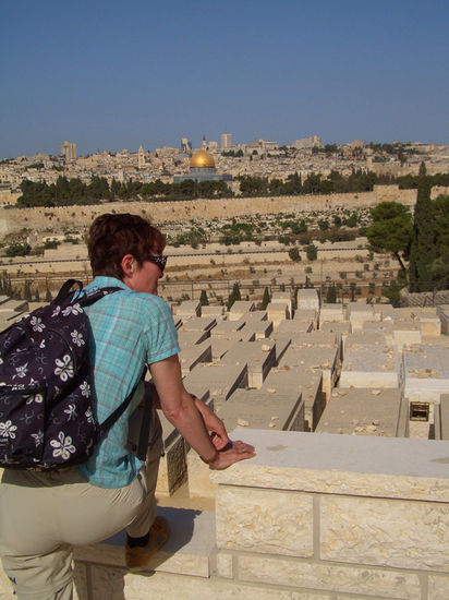 Martha im jüdischen 'Friedhof
im Hintergrund der Tempelberg und die Altstadt
