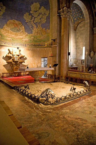 Auf diesem Stein schwitzte Jesus Blut und Wasser