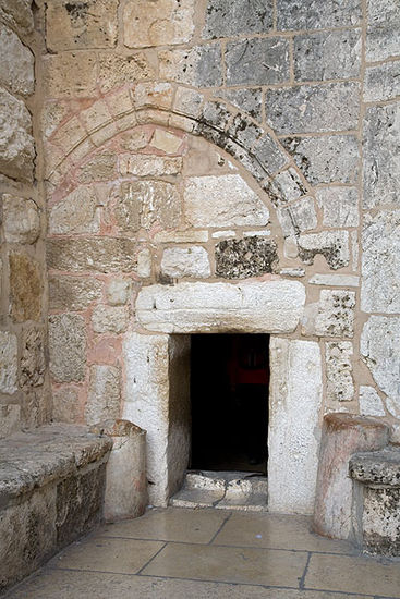Eingang zur Geburtskirche
(Das Tor der Demut - Höhe 1,2 m)
Man soll gebückt diese heilige Stätte betreten !