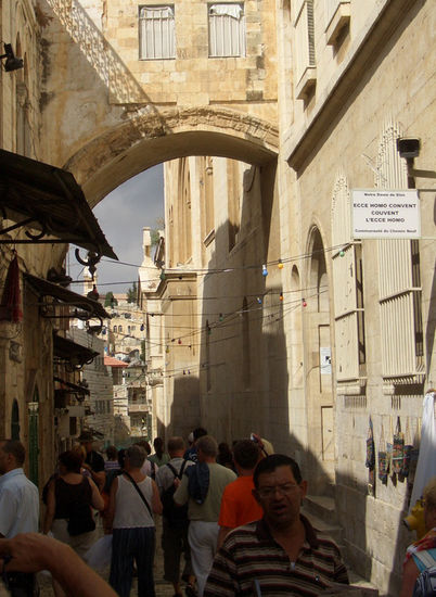 ECO HOMO -Bogen
Hier tat Pilatus den Spruch: "Seht, was für ein Mensch!"