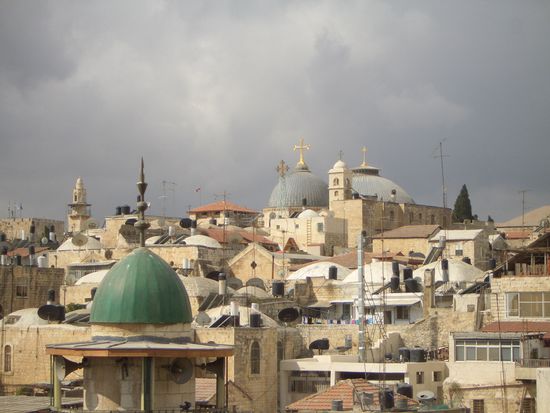 Im Hintergrund die Kuppeln der Grabeskirche