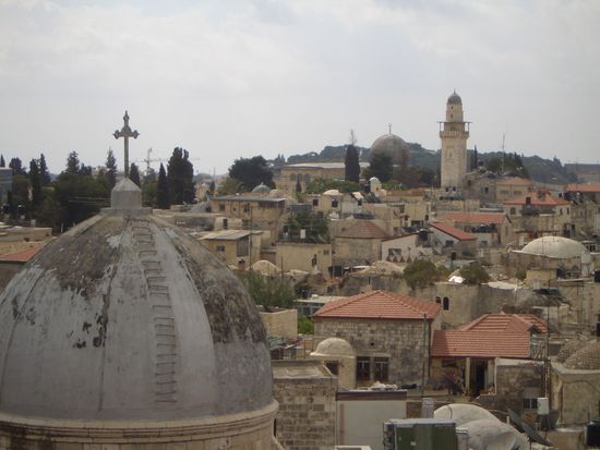 Der Turm der Evangelischen Erlöserkirche im Hintergrund