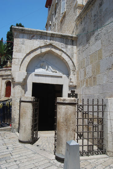 Station III
gegenüber vom Österr. Hospiz
(Jesus fällt das erste Mal unter das Kreuz)