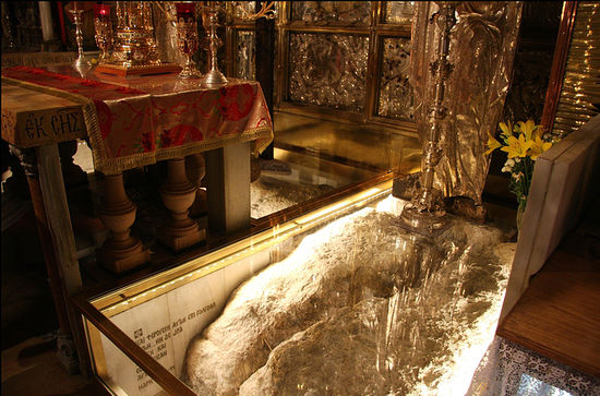 Der Golgatha-Felsen unter Glas