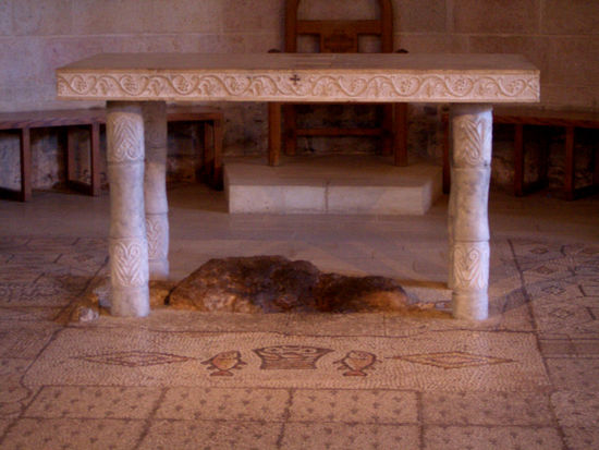 Altar über jenen Stein, auf welchem Jeus Brot und Fische segnete