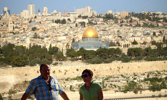 Wir zwei am Ölberg mit dem Felsendom und Altstadt im Hintergrund