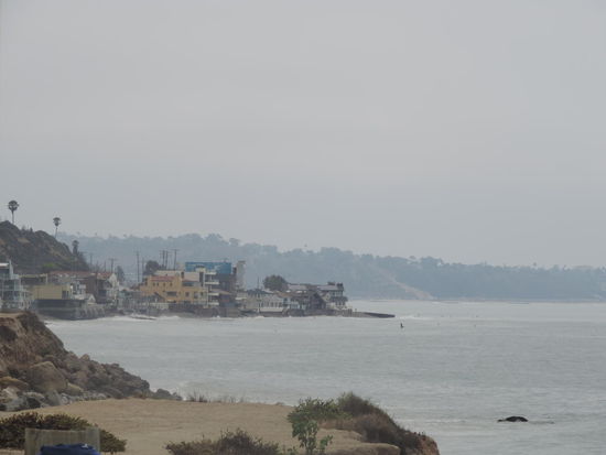 Malibu - hier wohnen nur reiche Leute, direkt am Strand.
Man kommt kaum an den Strand, weil Häuser davor stehen und die Leute hier ihre Privatstrände haben...