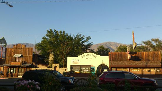 ...und da haben wir übernachtet: In "Lone Pine". Dieses filmreife Western-Kaff hat nichts zu bieten außer ein gutes Steak und einen schönen Sternenhimmel 