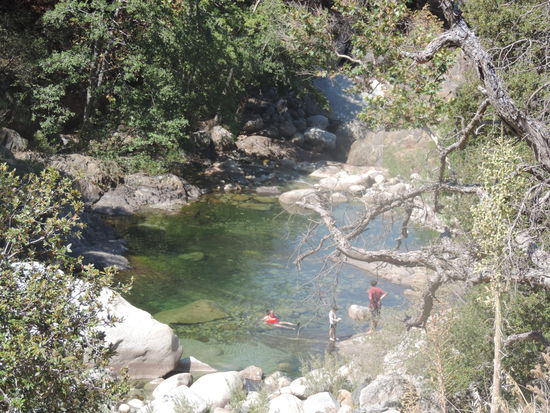 Bei dieser Hitze sehr erfrischend! Das fanden auch andere Leute, wie man sieht... (das da auf dem Bild sind nicht wir  )