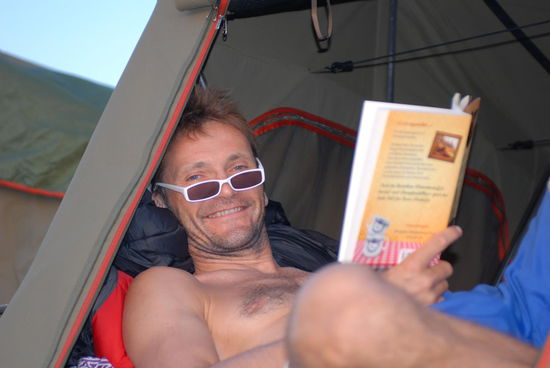 Relaxen im Dachzelt mit neuer Lese-Sonnenbrille...