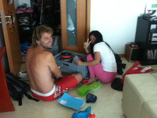 Rosalie und Bindi beim Geschirr sortieren...