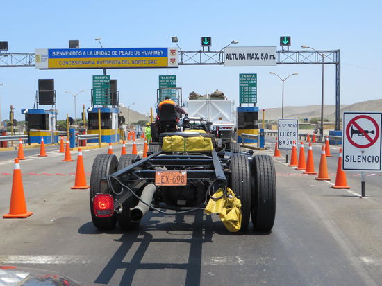 von diesem "Lastwagen-Cabrio" wurden wir überholt...