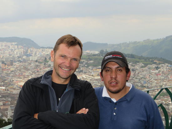 Mittelpunkt der Welt? (zusammen mit dem Chefmechaniker in Quito)