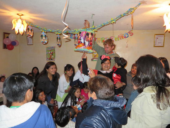 das Geburtstagskind mit der stolzen Mutter (unterhalb von Bindi...)