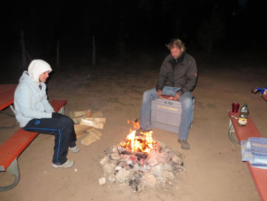 An Bindi's Lagerfeuer aufwärmen