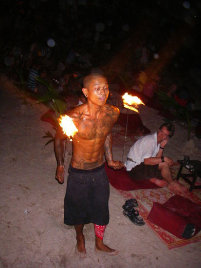 beinahe jeden abend dieselbe feuershow... wobei das feuer nur nebensaechlich intressant war  (julian besteht darauf anzumerken, dass ich, jasmin, die verfasserin diese kommentares bin)