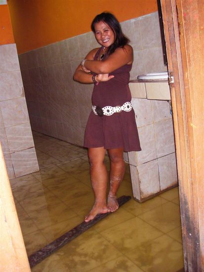 Damenklo: Man achte weniger auf die Dame als auf den Urinpegel unter ihren Fuessen 