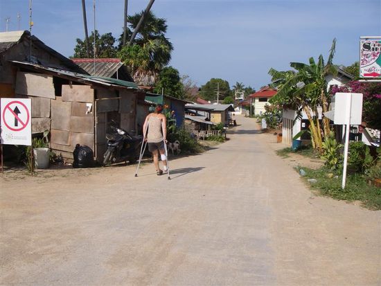Der lange Marsch zum Taxi (da waren die Krücken noch zu kurz)