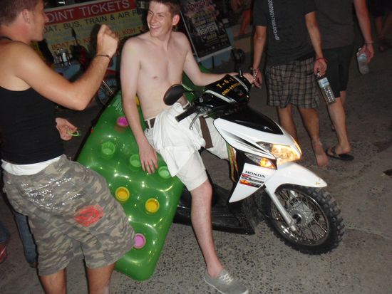 Drei mal duerft ihr raten wer am naechsten Abend mit einem Beinverband (ThaiTattoo) angehinkt kam 