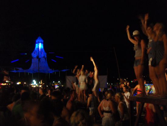 Im Hintergrund, der Zoom-Hut...