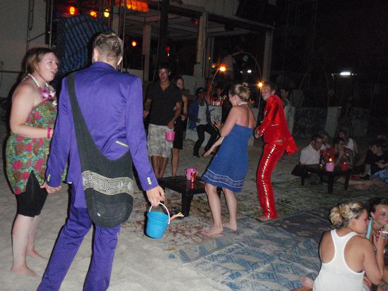 Geschichte am Rande: Der Typ im roten Anzug hat waerend dieser 2 Tage seine Freundin (blaues Kleid) verlohren, worauf er sich mal kurz den Arm mit "Nothing Is Forever" taetowieren lies