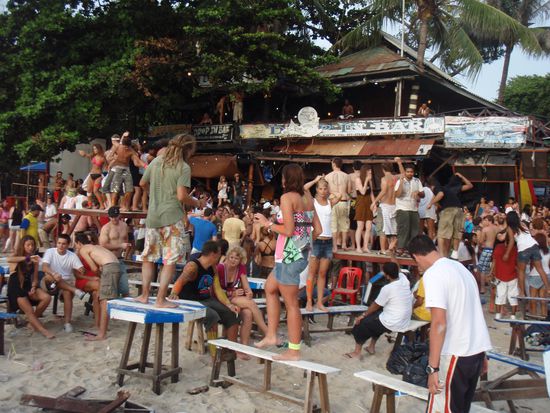 9 Uhr, 2/3 der Tische und baenke sind Schrott