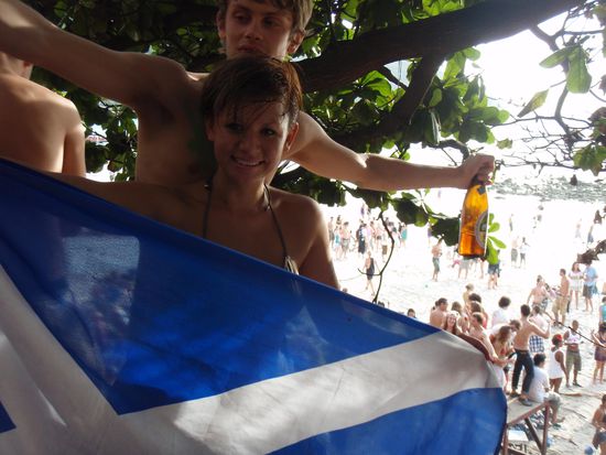 10 Uhr, ich geb auf und geh muetzen (aber die Frisur haelt  )