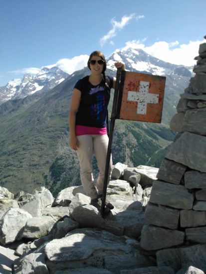 Geschrieben von Nik
Die Person auf dem Bild ist s'Debi. Sie ist 22 Jahre jung. Sehr kontaktfreudig und weiss immer was zum Singen oder Reden Sie ist die geduldige Freundin von Kevin. Debi kann zum Glück gut Englisch und hat schon fast die halbe Welt erkundet, daher ist sie unsere "Reiseführerin"