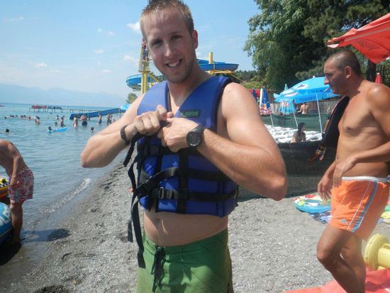 Geschrieben von Kevin:
Nik, der Junggeselle, ist unser ausgezeichneter PW- und LKW- sowie angehender Motorradfahrer. Er ist sehr abenteuerlustig und erlebt gerne neues. Nik ist hilfsbereit und sorgt für jede Menge Spass. Ein richtiger Draufgänger halt  (wenn er nicht gerade am schlafen ist).