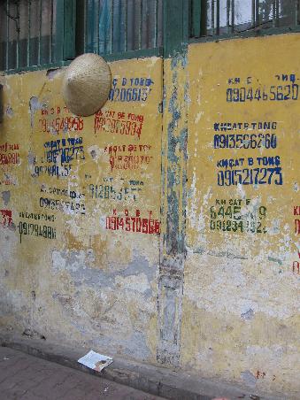 Werbung auf vietnamesisch (wer einen bestimmten Handwerker braucht muss einfach nur die entsprechende Telefonnummer anrufen)