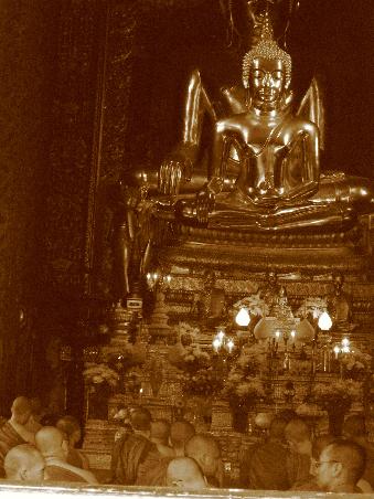 Moenche beim Morgengebet im Tempel