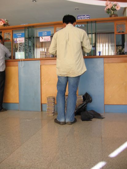 Geld abheben in einer laotischen Bank