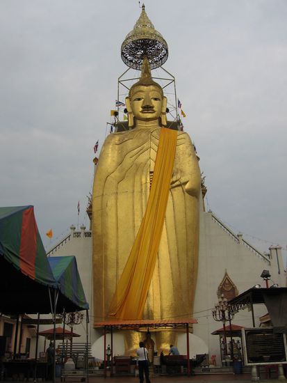 stehender Buddha [zum Größenvergleich: unten in der Bildmitte steht eine Frau]