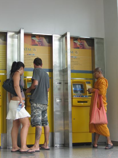 Mönch trifft Touris am Geldautomaten