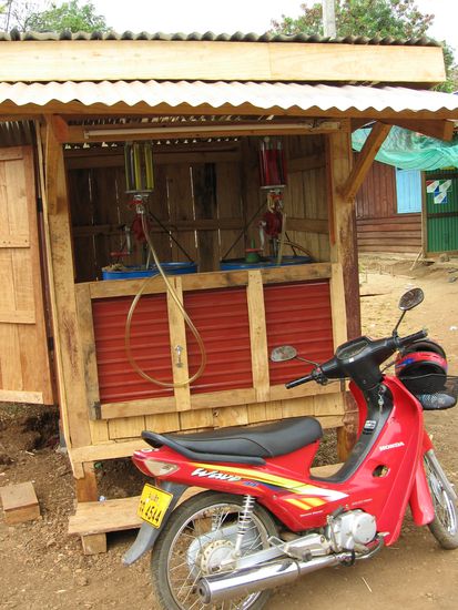 1. Bretterverschlag mit Benzinfässern