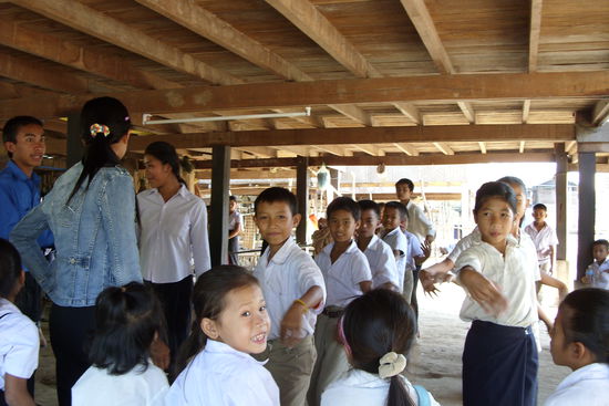 Schüler beim Einstudieren traditioneller Tänze