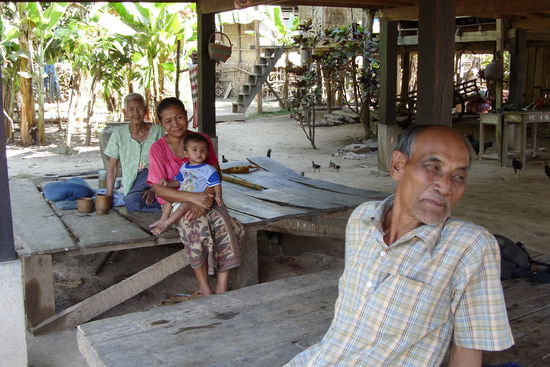 Ein pansionierter Lehrer mit seiner Frau, Tochter &amp; Enkelkind