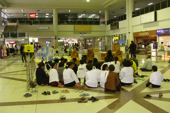 Buddhistische Mönche beim Gebet im Flughafen - dann kann ja nix mehr schief gehen 