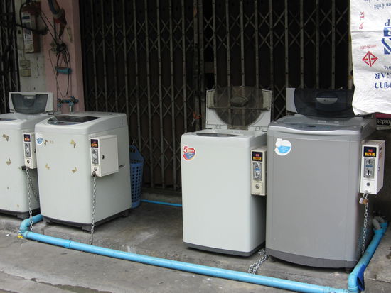 Open Air Waschsalon auf`m Bürgersteig