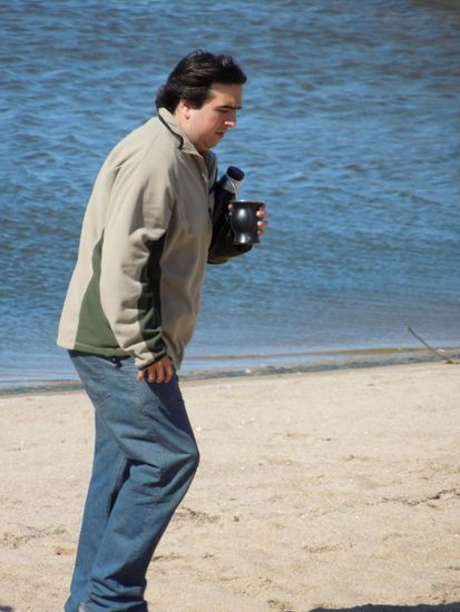 Typische Armhaltung der Mate-Geniesser