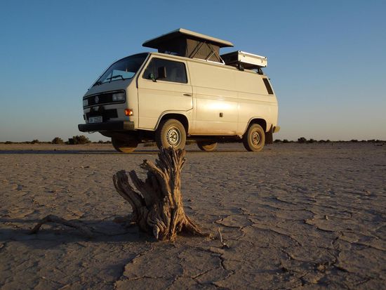 Einsamer, staubtrockner Bussliplatz