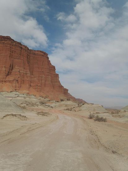 Eine rote Wand aus eisenhaltigem Gestein