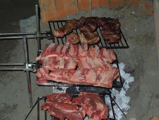 Argentinisches Grillgut - im Vordergrund unsere "zarten Filets"