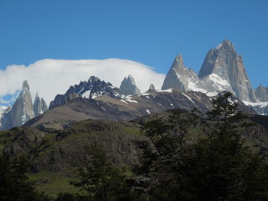 Geniales Panorama mit dem Cerro Torre (links) und dem Fitz Roy Massiv (rechts)