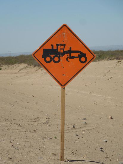 Unser Lieblingsstrassenschild auf Wellblech-Pisten