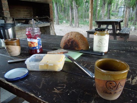 Frühstückstisch mit selbstgemachtem Brot, Dulce de leche und selbstgebauter Himbeerkonfi